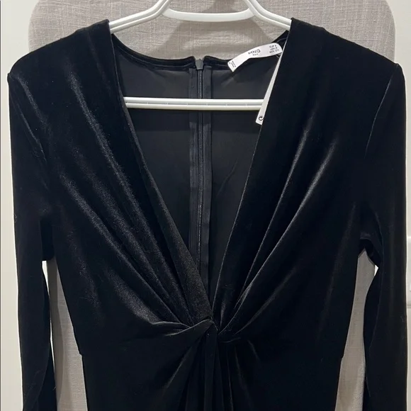 Elegant Black Long Sleeve Velvet Dress - Picture 3 of 4